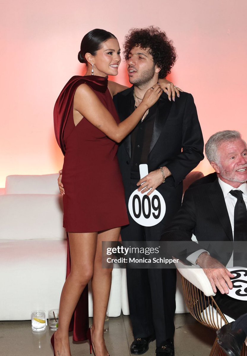 Selena Gomez y Benny Blanco en la tercera gala benéfica anual del Rare Impact Fund, el 29 de octubre de 2025.