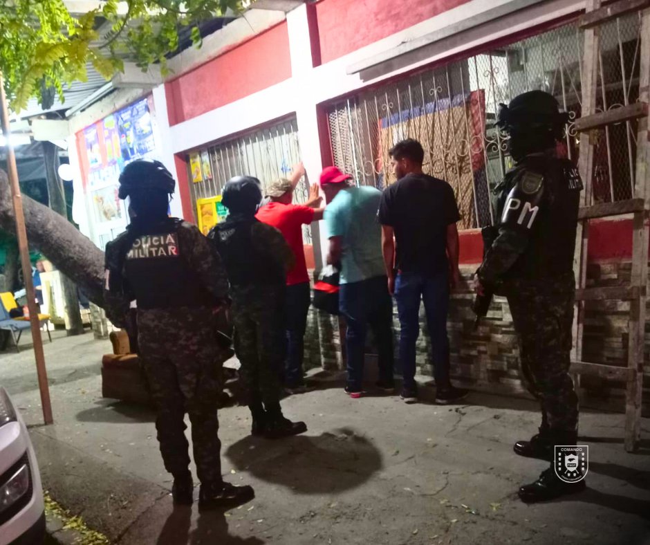PMOPHN's tweet photo. #SoluciónContraElCrimen | Las @FFAAHN a través de la Policía Militar del Orden Público (#1BCPMOP, #2BPMOP, #3BPMOP, #6BPMOP y #9BPMOP), ejecutaron operaciones de seguridad nocturnas en distintos sectores del departamento de Cortés.
#PMOPHN #FFAAHN #EjércitoDeHonduras #200AñosAlServicioDeLaPatria