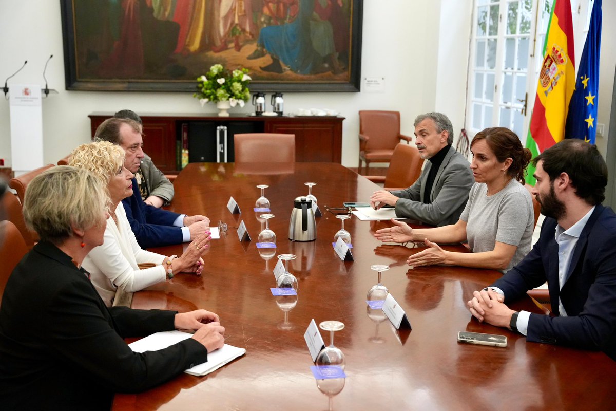 Me reúno con las mujeres afectadas por cáncer de mama de @AMAMA_sevilla para escuchar y acompañar.

Desde el Ministerio de Sanidad nos ponemos a disposición de las mujeres afectadas para llegar hasta el final. Vamos a usar todas las herramientas judiciales y políticas para