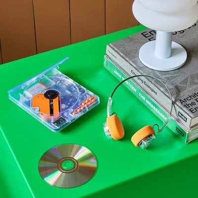 core77's tweet image. Not bad for a company barely two years old. Kickback, an NYC-based electronics startup, makes this RETRADISC, a Bluetooth-enabled CD player. It came out last year, and has already been picked up by… core77.com/posts/139118/A… #Bluetooth #CDPlayer #GenZ #MusicLovers #DigitalDetox