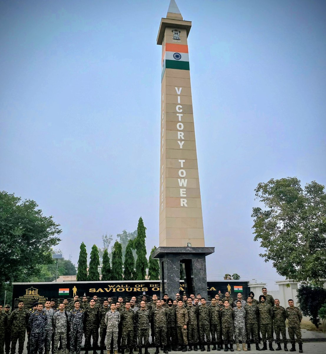 ChetakCorps_IA's tweet photo. #ForwardAreaTour
#AmoghDivision under aegis of #ChetakCorps conducted a forward area tour & visit to #AsafwalaWarMemorial for the Scholar Warriors of DSSC, Wellington. The experience offered a captivating glimpse into the legacy of valour, sacrifice & unparalleled courage.
#IndianArmy
#SaptashaktiCommand
#SavioursofFazilkaBrigade #LeadershipInAction
@adgpi
@SWComd_IA
@Prodefencechan1