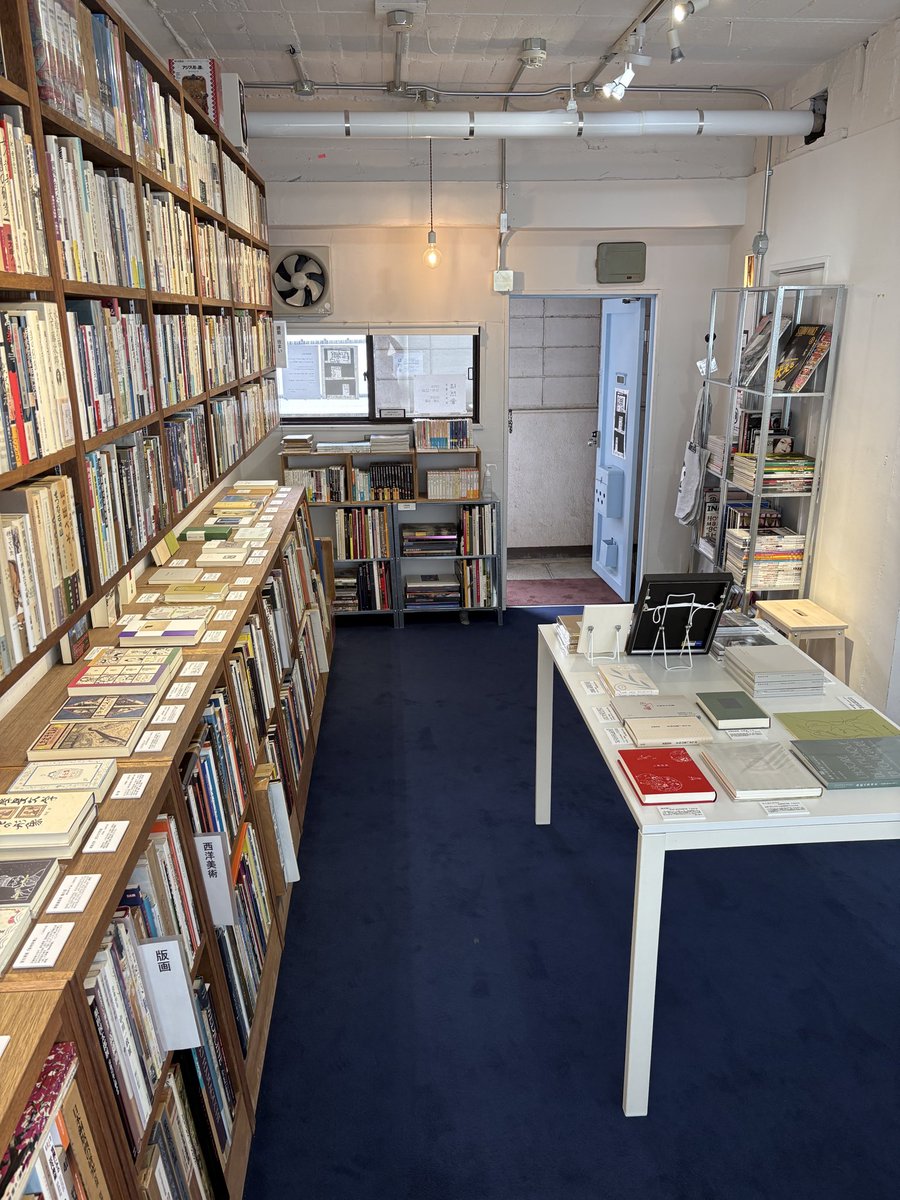 【亀鳴屋全点】フェア開催中

〜11/24(月祝)

12時〜17時
火曜・水曜定休

徒然舎3F

……

室生犀星『動物詩集』

室生洲々子 編
挿画・刺繍 グレゴリ青山

113ミリ×153ミリ
並装　糸かがり
本文184頁　２色刷り

生きものたちをうたった詩にグレゴリ青山が絵を添えた、文庫サイズの可愛らしい詩集