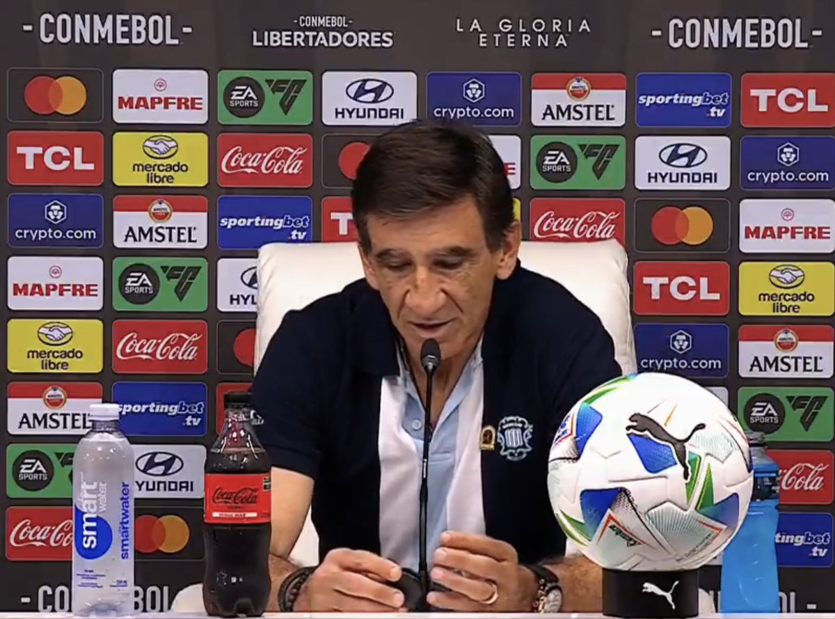 futebol_info's tweet image. Gustavo Costas, técnico do Racing, chora em entrevista coletiva após eliminação para o Flamengo: ‘Decepcionei meu povo’.

“Na verdade, não tenho muita vontade de falar sobre o jogo. Os garotos deram tudo de si. Como sempre digo, eu iria para a guerra com eles, e quero muito…