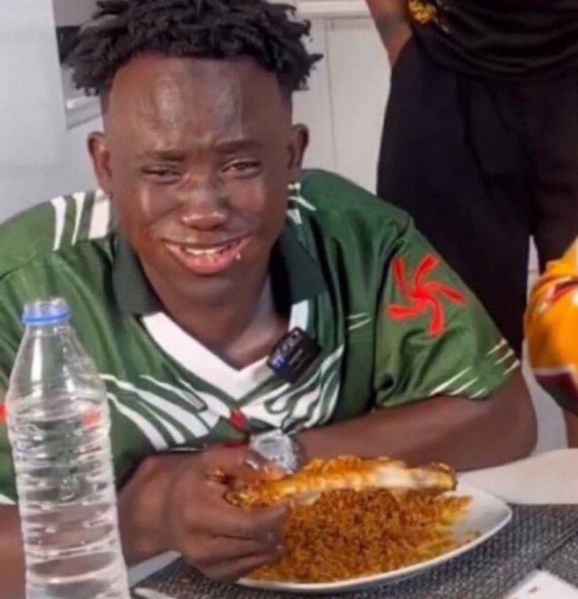 EmekaOghali's tweet image. Dem tell idolo to engage 200 links for one engagement group.

Him say No, dem commot am😂