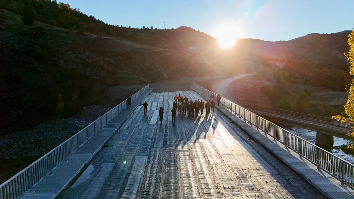 % 9️⃣6️⃣ ilerleme oranına ulaştığımız Çamoluk YSE Köprüsünde incelemelerde bulunduk.

1️⃣0️⃣0️⃣ metre uzunluğunda ve 3️⃣ açıklıklı olarak inşa edilen, Giresun-Sivas-Gümüşhane arasında önemli bir güvenli ulaşım ve bağlantı aksı olacak köprümüz önümüzdeki günlerde hizmete girecek.