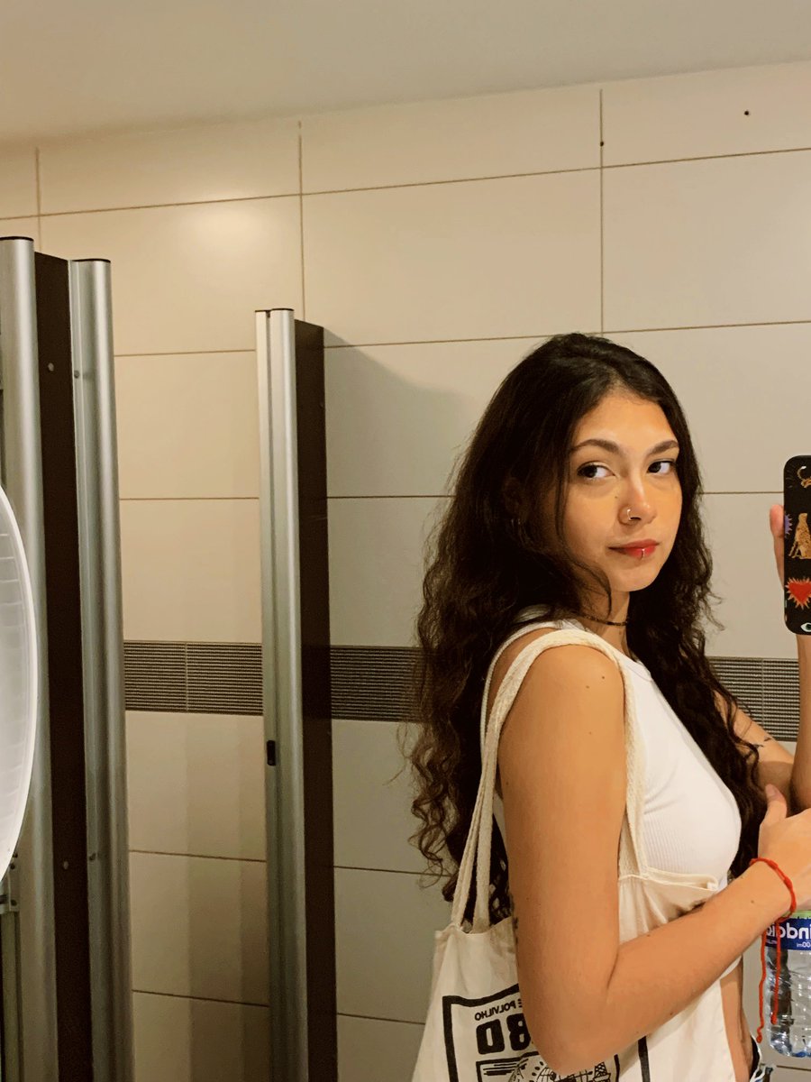 manh0sa's tweet image. minha inscrição pro prêmio de cabelo mais lindo que uma mulher branca ja teve na história