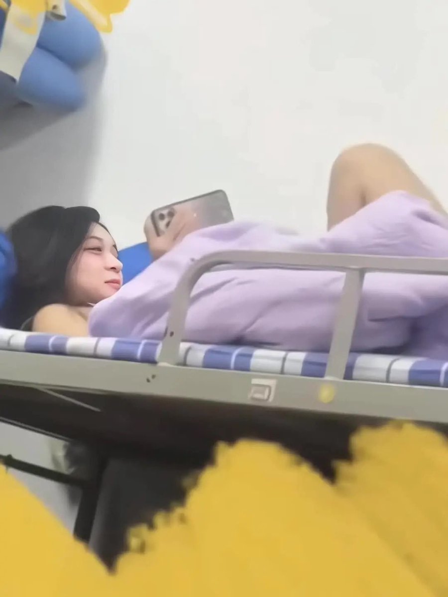 Nhỏ cùng phòng xinh gái mà tính thích thudam coi phim se.x suót🥲 ai gần sg quá rước bó đi dùm e