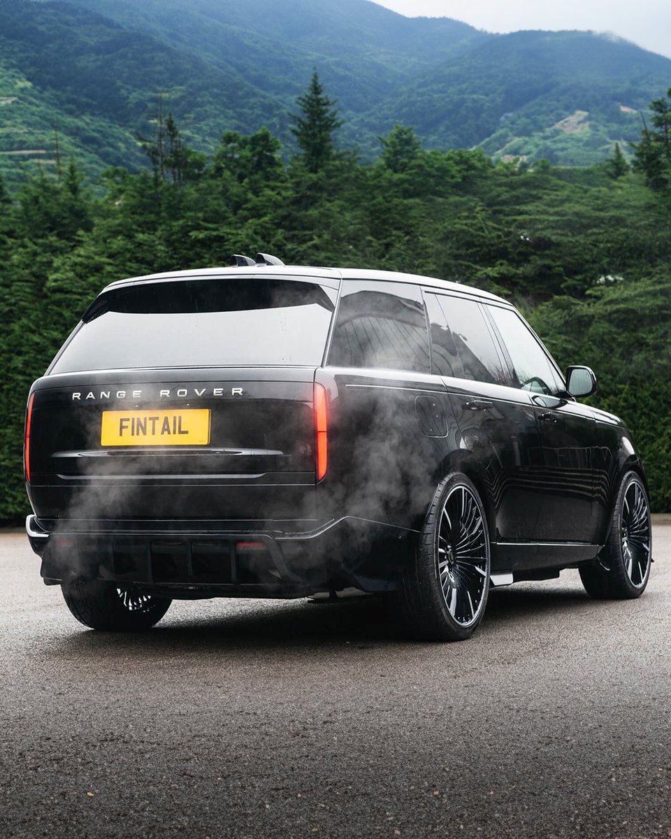 ProjectKahn's tweet image. For Sale: Range Rover P460e – Racing Green By KAHN® Fintail
Price: £149,999.00
Year: 2025

Engine: 2996cc Petrol
VAT Qualifying: Yes

See more: kahnautomobiles.com/vehicles-for-s…

Copyright Design by KAHN®

#RangeRover #RangeRoverP460e #RacingGreenByKahn #FintailEdition #KahnDesign