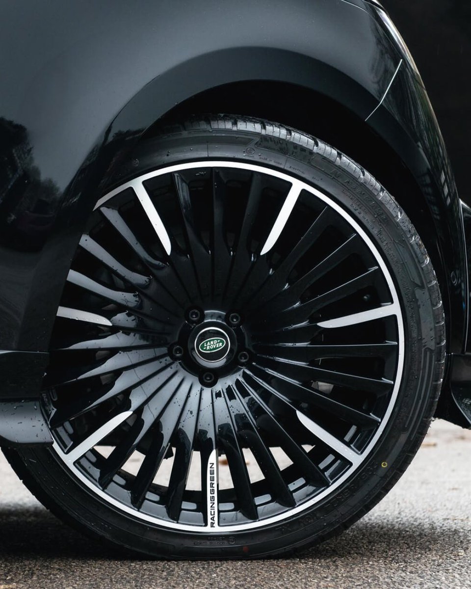 ProjectKahn's tweet image. For Sale: Range Rover P460e – Racing Green By KAHN® Fintail
Price: £149,999.00
Year: 2025

Engine: 2996cc Petrol
VAT Qualifying: Yes

See more: kahnautomobiles.com/vehicles-for-s…

Copyright Design by KAHN®

#RangeRover #RangeRoverP460e #RacingGreenByKahn #FintailEdition #KahnDesign