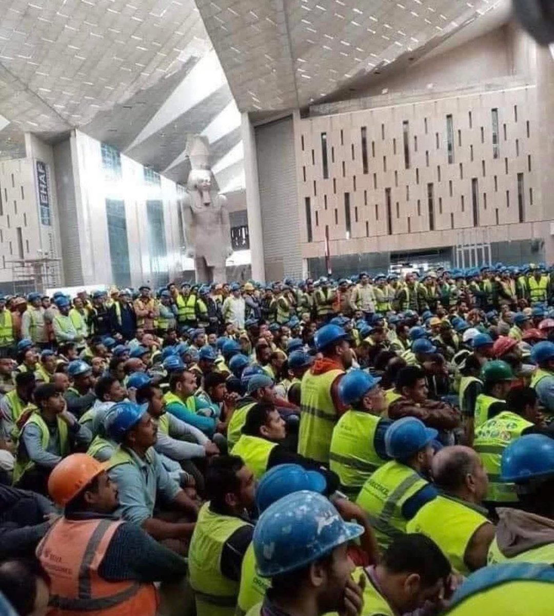 على اليمين بناة المتحف المصري الكبير

وعلى اليسار بناة المتحف المصري بالتحرير

كل التقدير والاحترام ..❤️