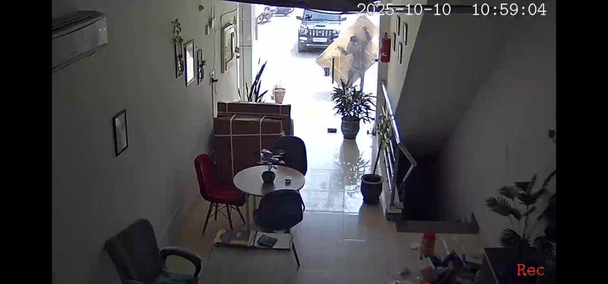 pulkitrolls's tweet photo. @sranunay @Flipkart @flipkartsupport @FlipkartStories 200000 rs tcl fraud by flipkart. Luckily i have now found security camera footage of fake open box delivery. Already filed for chargeback. God bless hdfc bank. One guy handling 85 inch tv. Pic attached. @_Kalyan_K . I will now claim double compensation for mental harrasment https://t.co/syWLGgVYxO
