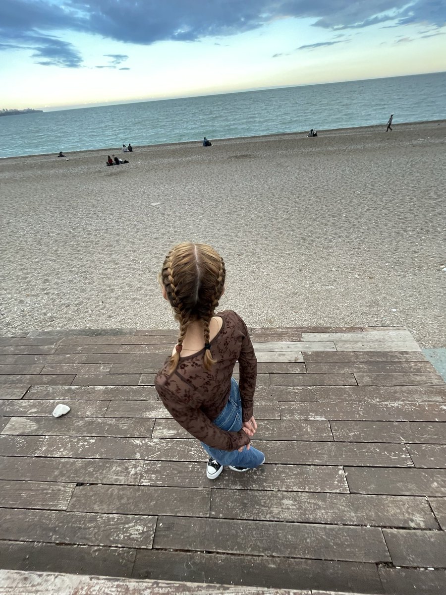 hayatımda en sevdiğim şey birinin saçlarımı örmesi. Ama ne örecek biri var ne de örülecek kadar uzun saçlarım var