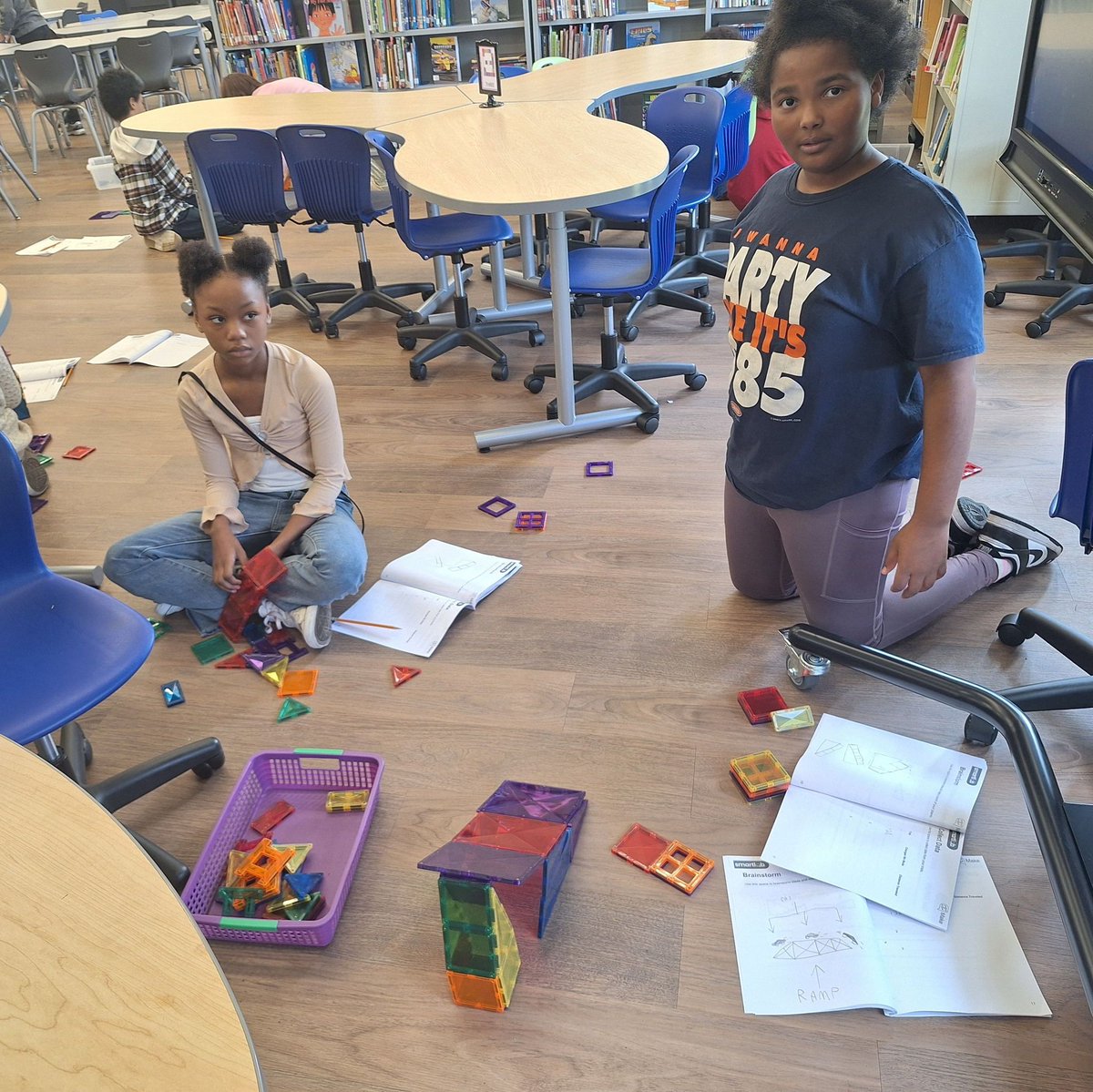 CM201U's tweet image. 🚗 Mrs. Newton’s class visited the SmartLab last week! Students designed ramps and cars, tested how far they could go, and made changes to see how design affects distance. A fun, hands-on way to explore motion and measurement! 📏🧠
#BalmoralBulldogs #SmartLab #STEMLearning