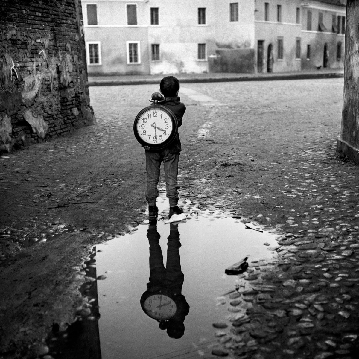Ragazzo con orologio, Comacchio
📷Piergiorgio Branzi ©️ 1955

Buon proseguimento a tutti ☔️☔️☔️🍀🍀🍀