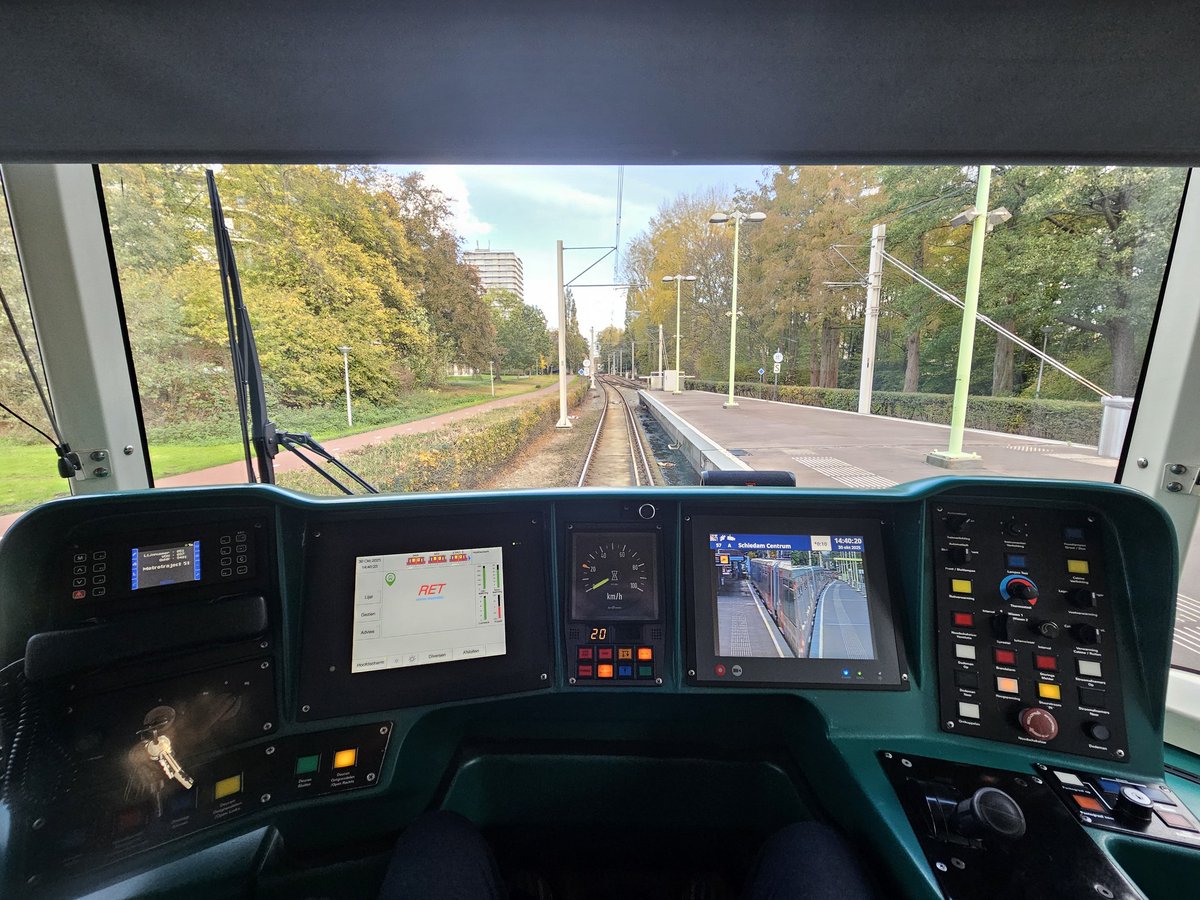 Na gister vreemd gegaan te zijn op een railvoertuig van De Lijn, ga ik het vandaag gewoon weer bij m'n eigen werkgever doen.

Vandaag een leuk middagdienstje metrolijnen A en B tot 19:15 🚇💪🏼