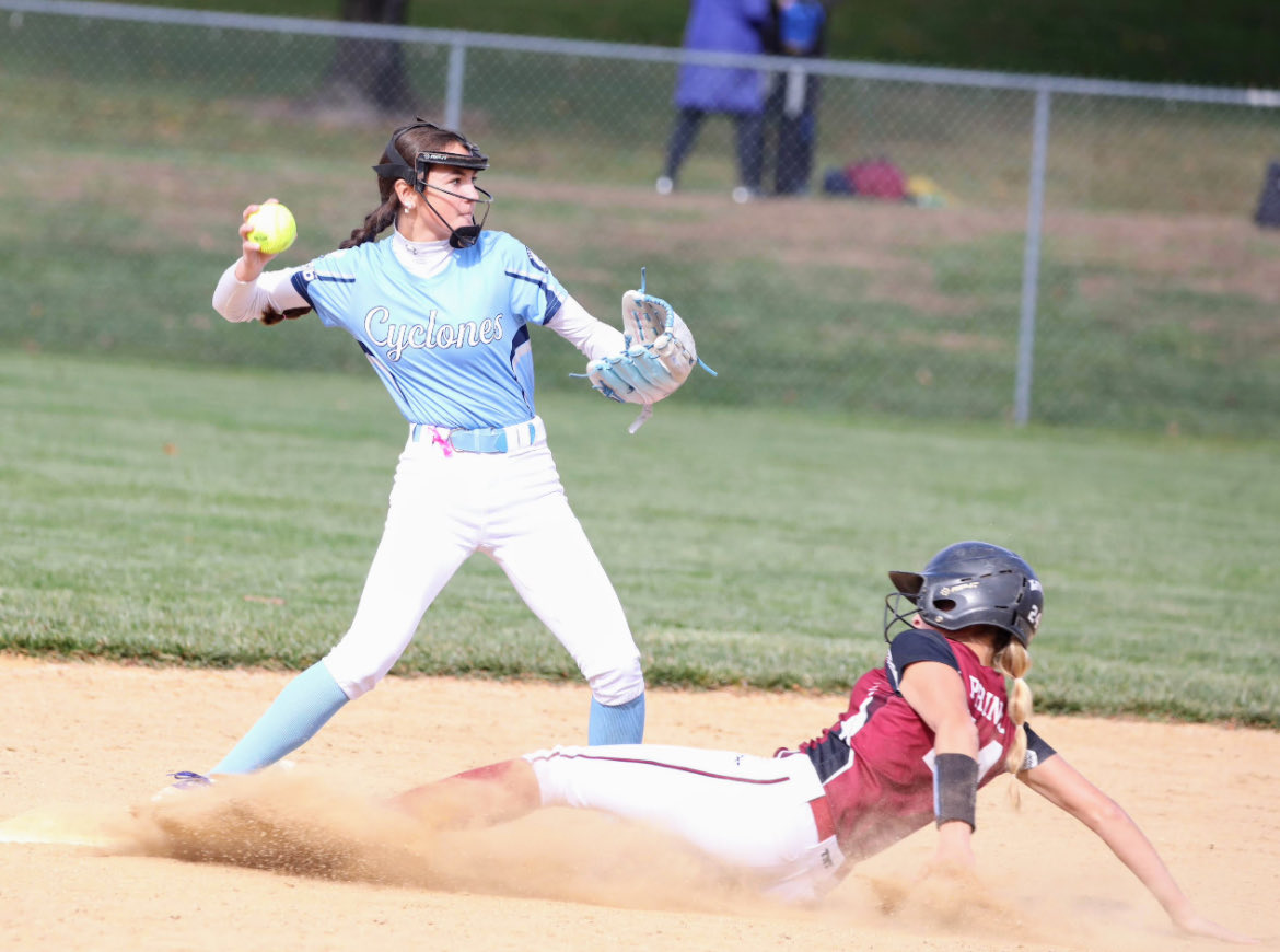 Making plays at 2nd <a href="/CyclonesNj/">cyclones_softball_nj</a>