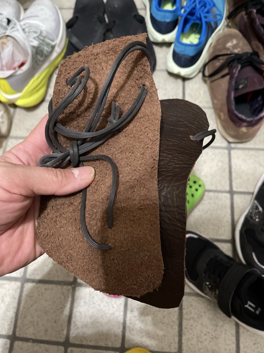 好奇心旺盛な人間なのでワラーチ気になり過ぎて調べて、余ってた使わないレザーで自作😂

そして今日初ワラーチ走✨

初めこそ違和感あったけど1km通過で楽しくってペース上がる😂
様子見とリカバリーで5kmで終了🙌

週一でワラーチ入れてもいいなって思いました🫡
#running #ランニング #ワラーチ