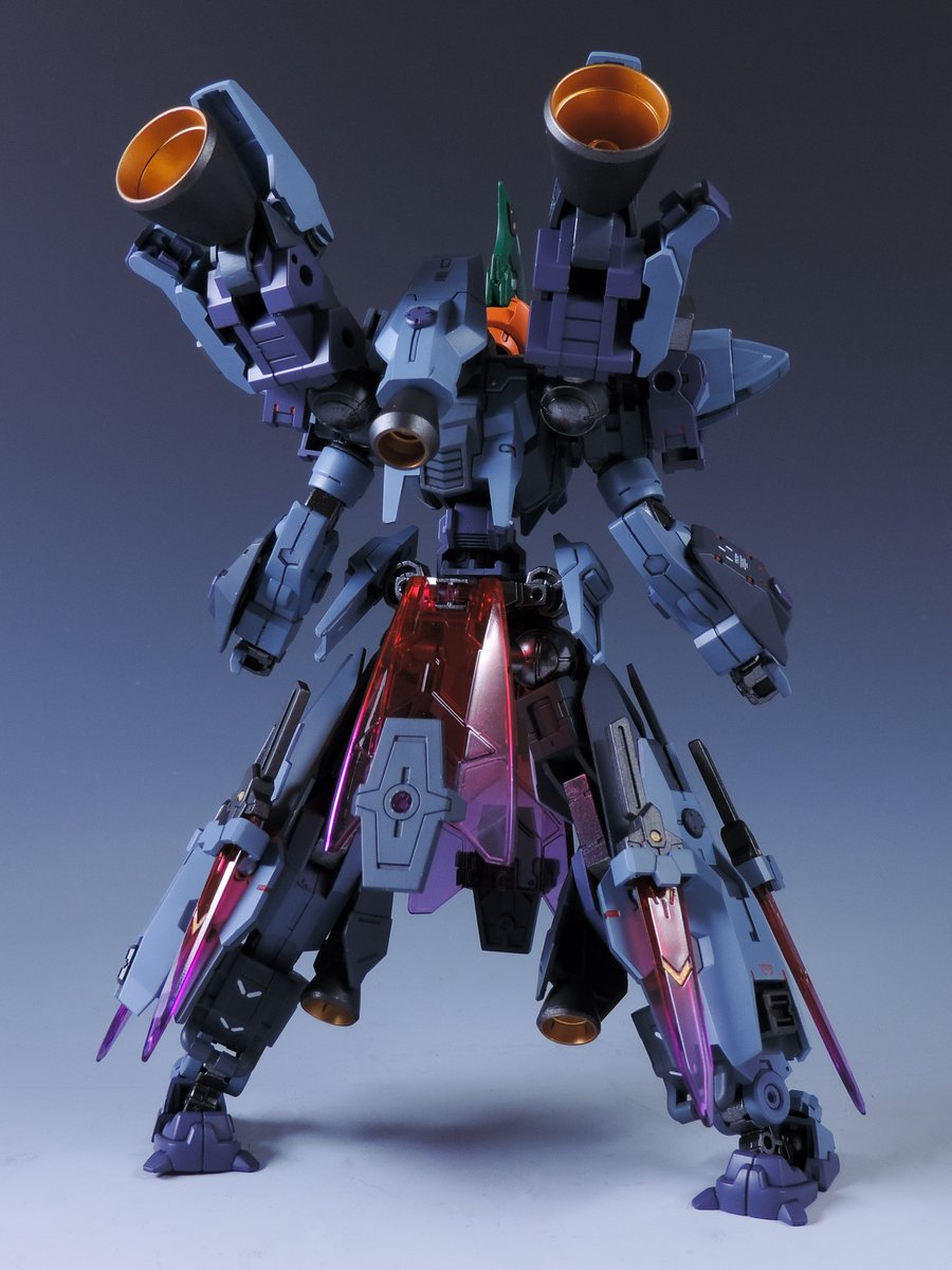 ハロウィンの日にゲートより現れたレヴィニクスのカスタム機。
試作型の夜戦用センサー搭載頭部の為、頭部のみオレンジ色となっている。

ジャック・オー・ランタンがモチーフ。
けどメカメカしくカッコいいイメージに。
※制作にあたりパーツの切り貼り、穴あけ、ランナー接続を行っています。

▼