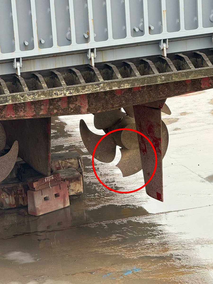 stoa1984's tweet image. UpMedia reported that part of a propeller blade of LPD Yu Shan was missing, for reasons unknown. upmedia.mg/tw/investigati…