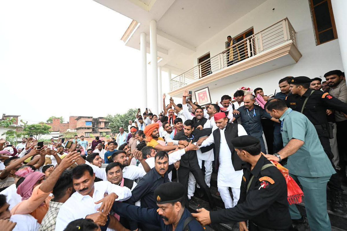 माननीय राष्ट्रीय अध्यक्ष श्री अखिलेश यादव जी का गाज़ीपुर दौरा...
<a href="/yadavakhilesh/">Akhilesh Yadav</a> <a href="/samajwadiparty/">Samajwadi Party</a>