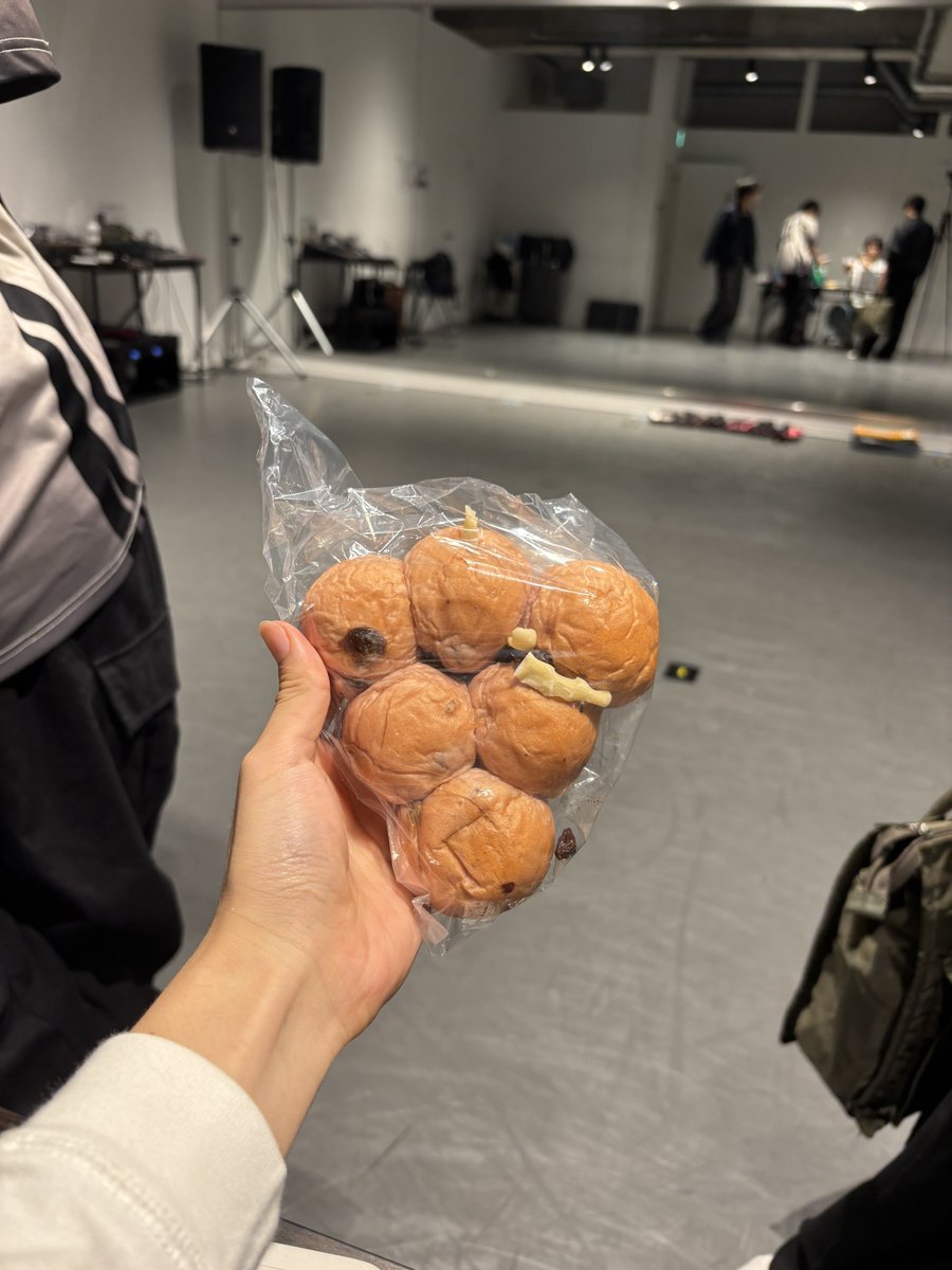 supafuru_info's tweet photo. 🍋HARUMI'S PROJECT🍋
￣￣￣￣￣￣￣￣￣￣￣￣￣
ぶどうの形のパン🍇

ハロウィンリハも無事終えて
明日いよいよ本番❤️‍🔥❤️‍🔥❤️‍🔥

みんな20時公式TikTok待機です♩︎ https://t.co/g1sXFHCy4T