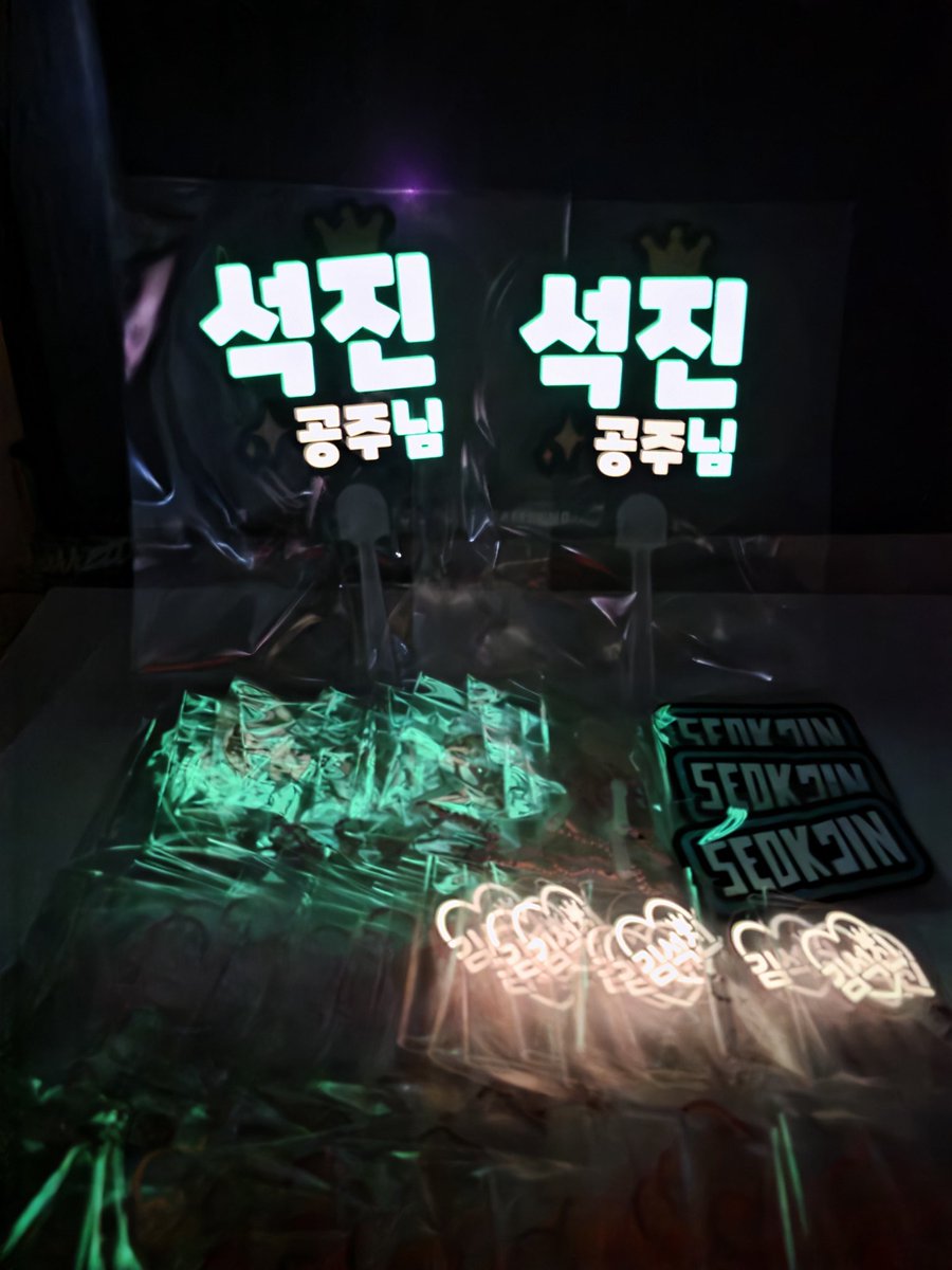 달석 앙콘 나눔 💜
✔️ 11월 1일 미니부채키링 70개
      홀로그램, 무광핑크, 야광 중 랜덤
✔️ 당일 착장 가방에 뱃지 달고 다닐 예정
#RUNSEOKJIN_epTOUR_ENCORE
#Jin_TOUR_ENCORE
#방탄소년단진 
#JIN #진 #김석진