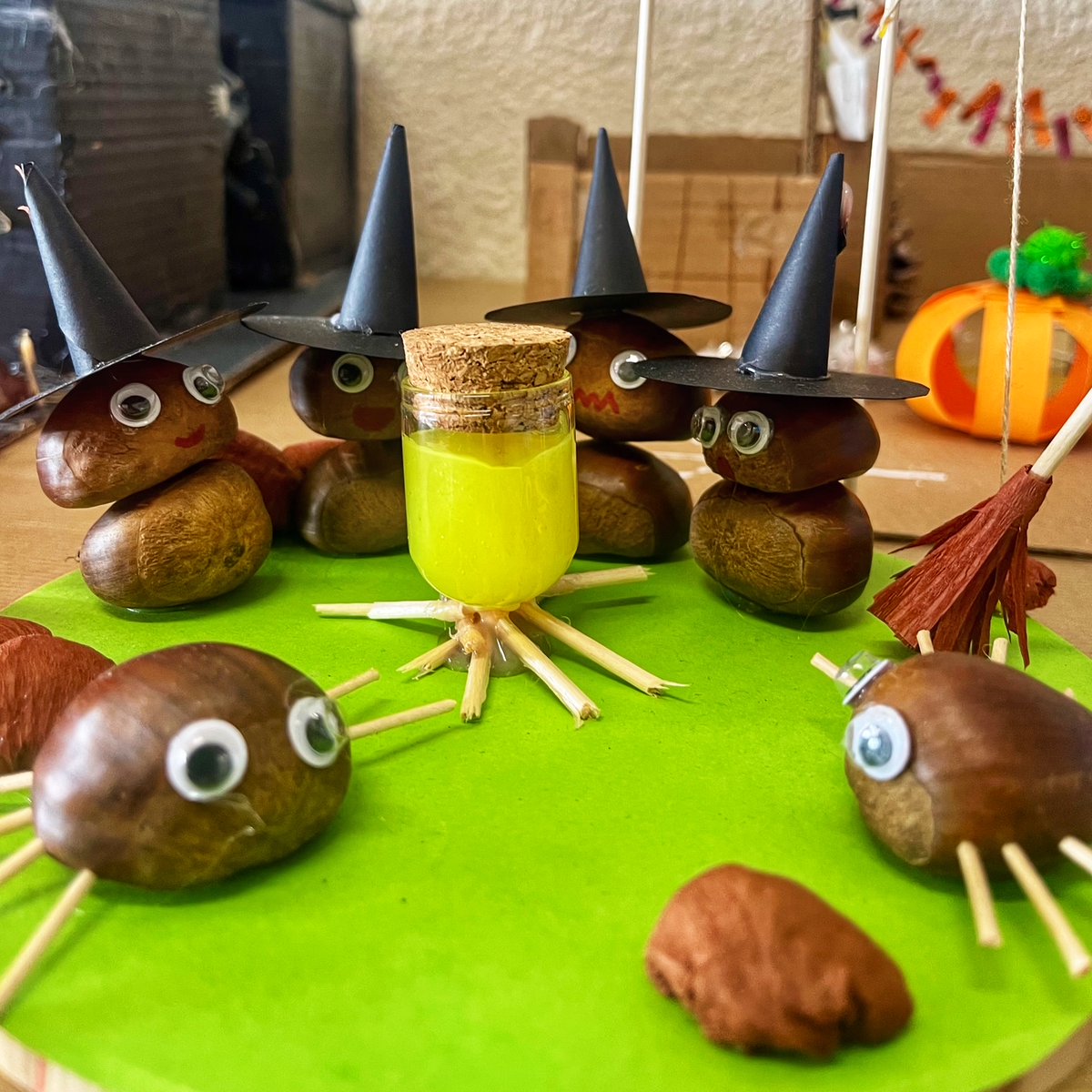 🎃🍂 Aquesta setmana els nostres alumnes s’han convertit en autèntics artistes, creant decoracions originals, terrorífiques i divertides des de casa.
El passadís ha quedat espectacular! 🕸️🕯️
#EscolaEspriu #EscolaPública #EspriuMontgat #Montgat #Castanyada