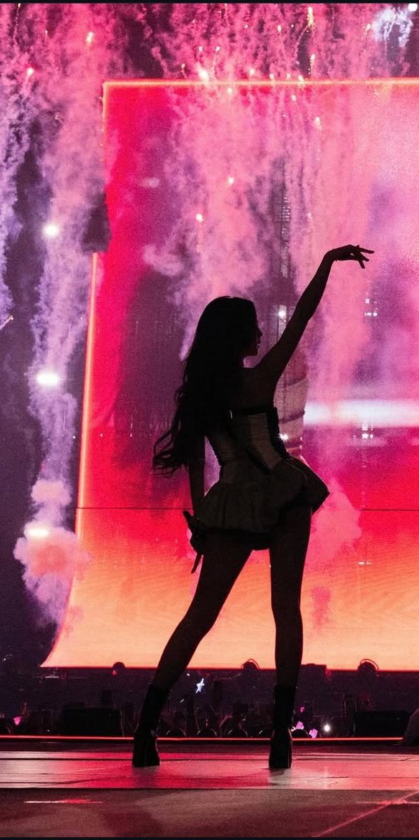 _dieforher's tweet image. What in the Barbie jisoo??