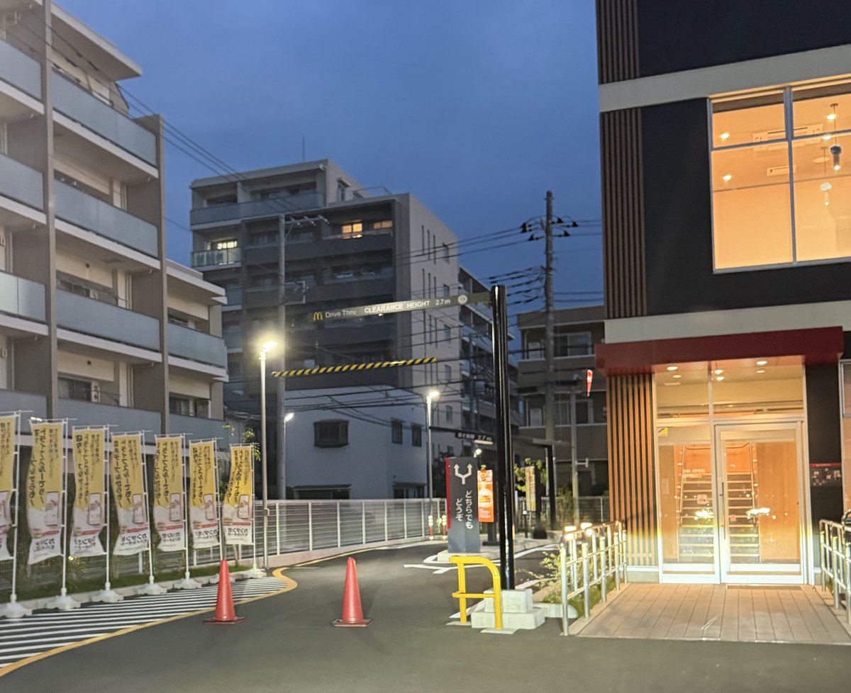 seknko's tweet photo. 朝マック食べたくて今日の朝も行きました。いつもは駐車場入り口にコーンがあるけど今日はナシ！と入ったらドライブスルー入り口にやはりコーン。24時間営業とは
#マクドナルド https://t.co/tu9H3L9ufs
