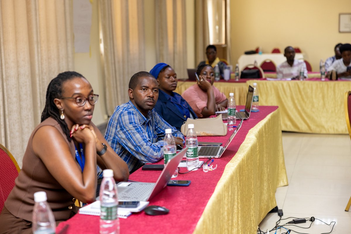 PNUDBurundi's tweet photo. « Du 29 – 30 Oct, session de renforcement des compétences en #PEAHS pour les partenaires de mise en œuvre des portefeuilles et projets du #PNUD. Prévenir, protéger les victimes, respecter les normes de l'#ONU est notre priorité absolue. Zéro tolérance ! #Burundi #DroitsHumains » https://t.co/2IhXDwWAXq