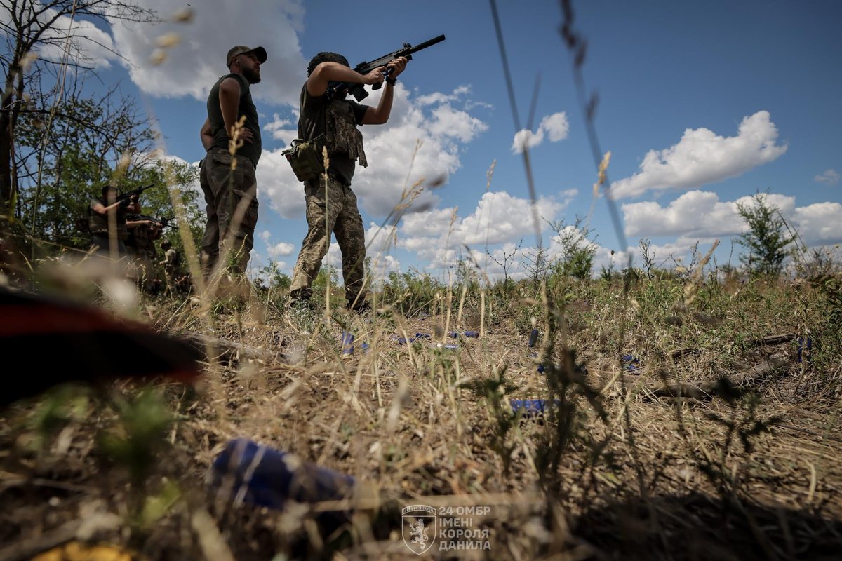 ualandforces's tweet photo. Training to stop FPVs: @24th_brigade troops practice with pump-action shotguns alongside the 11th Army Corps. Clay targets simulate drones — the goal is to acquire and down the drone before it reaches the line. Simple, fast, effective. ⚔️🛡️
#FPV #UkrainianArmy #LandForces https://t.co/4ikpYhPn9P