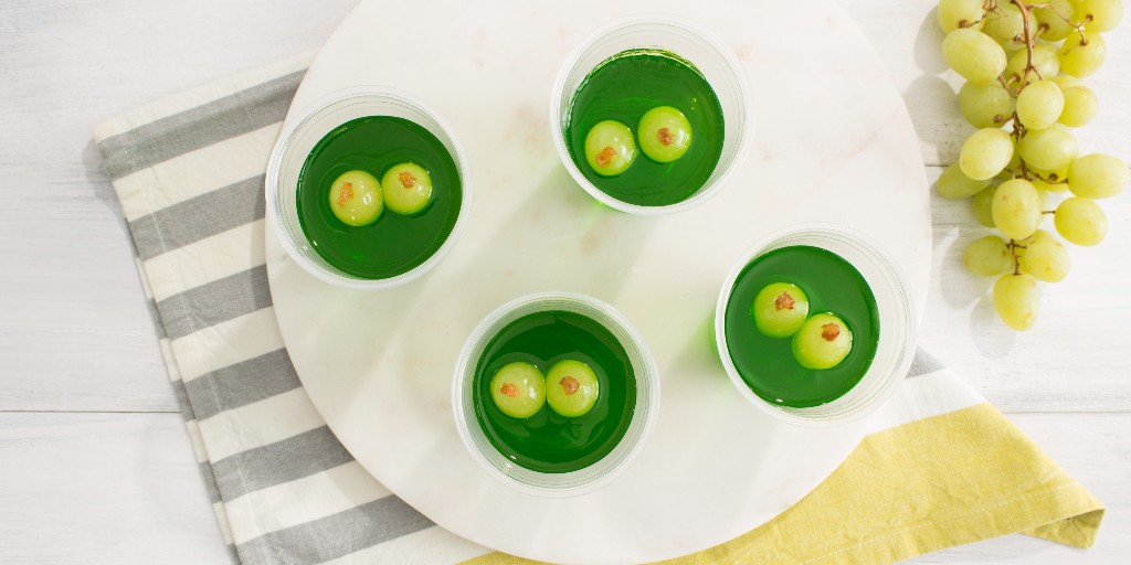 These spooky eyeball snacks are made with gelatin, fresh fruit, and juice and can be prepared in advance. Perfect for Halloween parties, classroom celebrations, or even a fun trick-or-treat handout. bit.ly/3LAKsAv