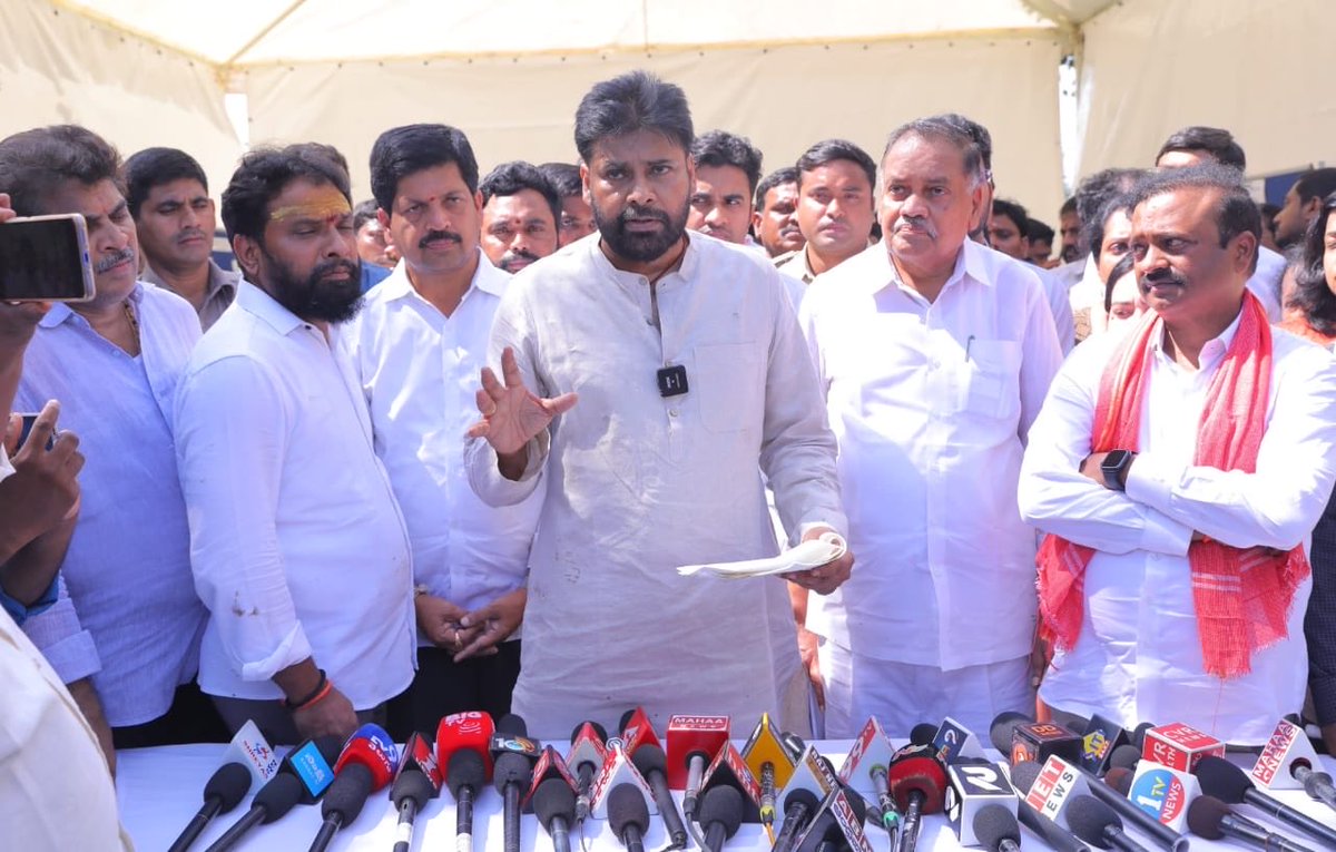 APDeputyCMO's tweet photo. అవనిగడ్డ నియోజకవర్గం, కోడూరు మండలంలో క్షేత్రస్థాయిలో పర్యటించి మొంథా తుపాను కారణంగా జరిగిన పంట నష్టాన్ని తెలుసుకున్న అనంతరం మీడియా ప్రతినిధులతో మాట్లాడిన ఉప ముఖ్యమంత్రి @PawanKalyan.

ఈ సందర్భంగా ఆయన మాట్లాడుతూ, తుపాను తాకిడికి దెబ్బతిన్న పొలాలను పరిశీలించి, రైతులు, అధికారుల ద్వారా ప్రత్యక్షంగా వివరాలు తెలుసుకోవడం జరిగింది. ప్రభుత్వం తరపున అన్ని విధాలుగా రైతాంగాన్ని ఆడుకునే ప్రయత్నం చేస్తామన్నారు. ముఖ్యంగా వారి, అరటి పంటలు బాగా నష్టపోయాయన్నారు. అలాగే పంచాయితీ రాజ్ శాఖ ఉన్నతాధికారులతో జరిగిన రివ్యూలో దాదాపు 274 కిమీ మేర రోడ్లు దెబ్బ తిన్నాయి అని చెప్పారు. అలాగే 1583 గ్రామాల్లో ప్రభావం చాలా తీవ్రంగా జరిగింది. రోడ్ల పునరుద్ధరణ యుద్ధ ప్రాతిపదికన చేపట్టాలని ఇప్పటికే అధికారులకు సూచించినట్లు పేర్కొన్నారు. అదేవిధంగా తుపాను తరువాత ప్రజలకు అంటు వ్యాధులు రాకుండా 21,055 మంది సిబ్బందిని పారిశుధ్య నిర్వహణకు వినియోగిస్తూ సూపర్ శానిటేషన్, సూపర్ క్లోరినేషన్ చేపట్టినట్లు తెలిపారు.