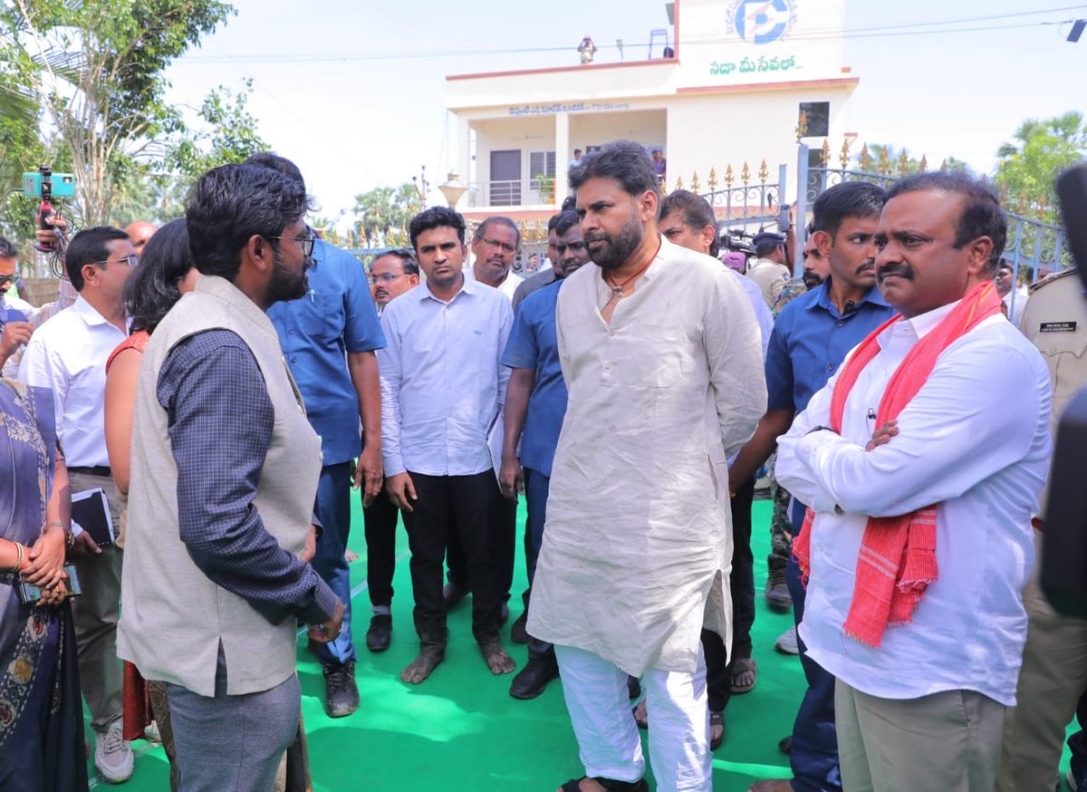 APDeputyCMO's tweet photo. అవనిగడ్డ నియోజకవర్గం, కోడూరు మండలంలో క్షేత్రస్థాయిలో పర్యటించి మొంథా తుపాను కారణంగా జరిగిన పంట నష్టాన్ని తెలుసుకున్న అనంతరం మీడియా ప్రతినిధులతో మాట్లాడిన ఉప ముఖ్యమంత్రి @PawanKalyan.

ఈ సందర్భంగా ఆయన మాట్లాడుతూ, తుపాను తాకిడికి దెబ్బతిన్న పొలాలను పరిశీలించి, రైతులు, అధికారుల ద్వారా ప్రత్యక్షంగా వివరాలు తెలుసుకోవడం జరిగింది. ప్రభుత్వం తరపున అన్ని విధాలుగా రైతాంగాన్ని ఆడుకునే ప్రయత్నం చేస్తామన్నారు. ముఖ్యంగా వారి, అరటి పంటలు బాగా నష్టపోయాయన్నారు. అలాగే పంచాయితీ రాజ్ శాఖ ఉన్నతాధికారులతో జరిగిన రివ్యూలో దాదాపు 274 కిమీ మేర రోడ్లు దెబ్బ తిన్నాయి అని చెప్పారు. అలాగే 1583 గ్రామాల్లో ప్రభావం చాలా తీవ్రంగా జరిగింది. రోడ్ల పునరుద్ధరణ యుద్ధ ప్రాతిపదికన చేపట్టాలని ఇప్పటికే అధికారులకు సూచించినట్లు పేర్కొన్నారు. అదేవిధంగా తుపాను తరువాత ప్రజలకు అంటు వ్యాధులు రాకుండా 21,055 మంది సిబ్బందిని పారిశుధ్య నిర్వహణకు వినియోగిస్తూ సూపర్ శానిటేషన్, సూపర్ క్లోరినేషన్ చేపట్టినట్లు తెలిపారు.