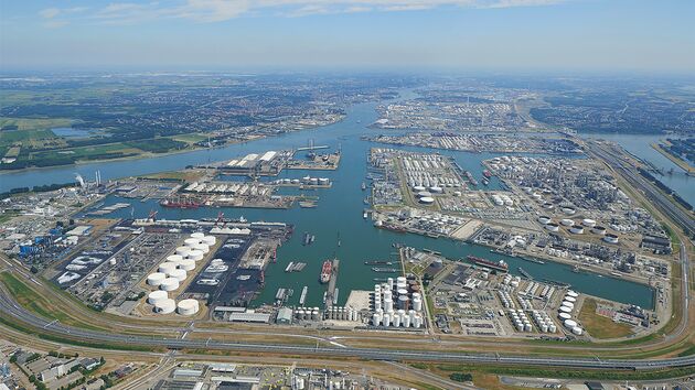container_news's tweet image. #Throughput at @HavenRotterdam falls slightly

container-news.com/throughput-at-…