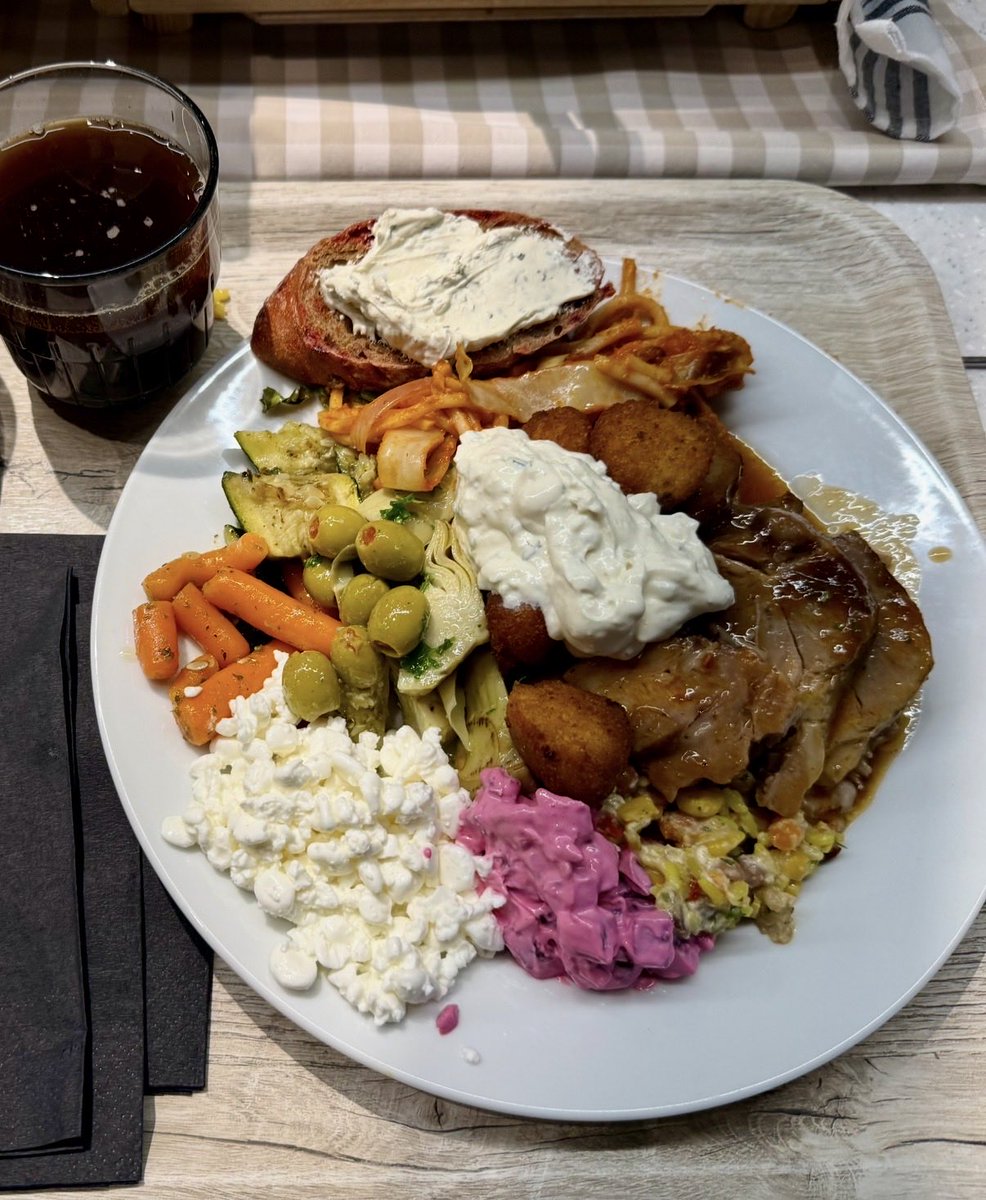 Saadaankohan seuraavalla kierroksella kansallisista ravitsemussuosituksista vihdoin tietotyöläisille omat, todenmukaisiin lähtöoletuksiin perustuvat suositukset? 

Eli lounaalla ahmitaan lounasedun maksimiverotusarvon hintaisesta buffetista vähintään puolet päivän