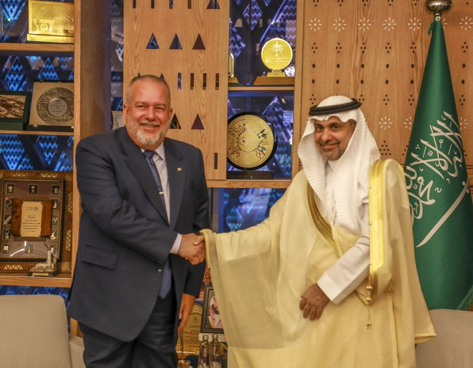 🇨🇺🤝🇸🇦 Prime Minister of #Cuba, <a href="/MMarreroCruz/">Manuel Marrero Cruz</a> held a meeting with the Minister of Health of the Kingdom of Saudi Arabia, Fahad Bin Abdulrahman Al Jalajel.

Both sides exchanged on ties in the health sector and reaffirmed their interest in strengthening mutual cooperation