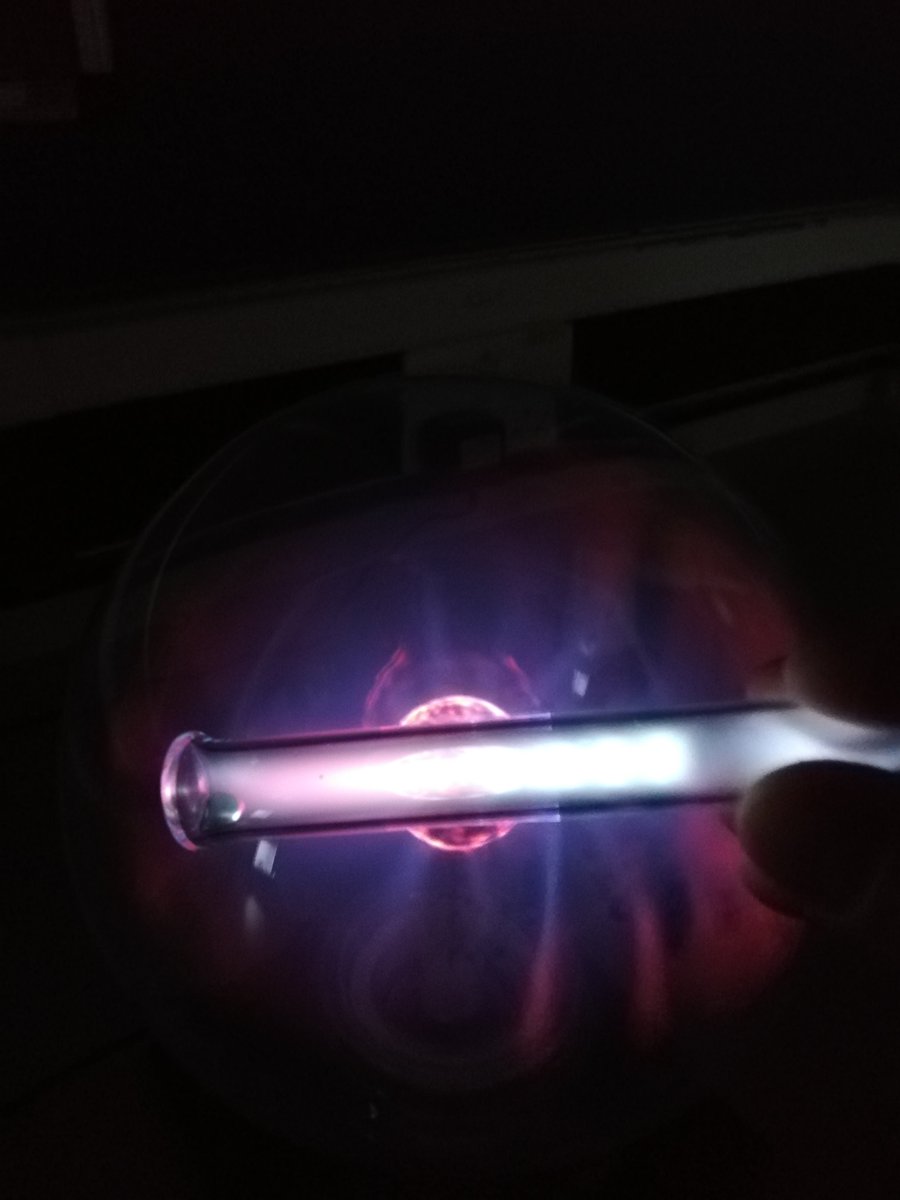 Andrestrujado's tweet image. Works really well also with the extended electric field from a plasma ball #spookylight #mercuryglow
