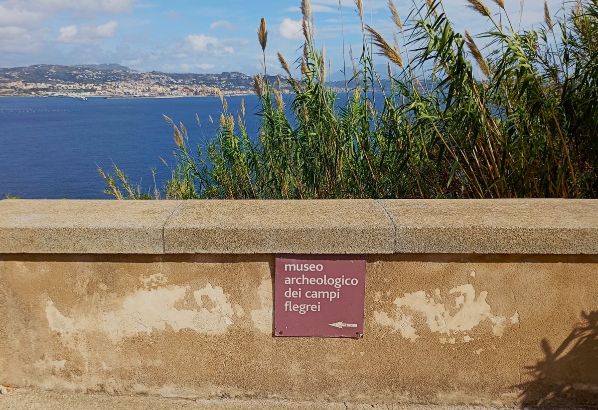 Bétyles du dieu Doushara et inscription nabatéenne au Museo dei Campi Flegrei, près de Pouzzoles, dans la baie de Naples, où vécut une importante communauté de commerçants nabatéens #Pozzuoli #campiflegrei