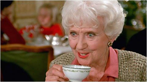 Qui pour se souvenir de Denise Grey (1896-1996), inoubliable Poupette dans La Boum, et dont la carrière commença... dès 1913, à l'époque du ciné muet? Née italienne et naturalisée française, elle tourna sans discontinuer jusqu'en 1991, au cinéma et au théâtre... Quelle merveille.