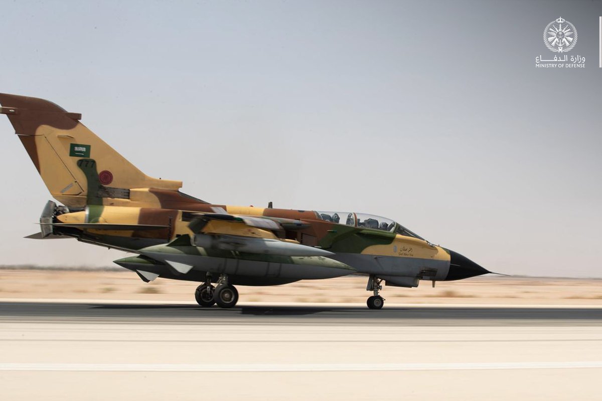 #القوات_الجوية تواصل تنفيذ مناورات تمرين «رماح النصر 25 - 2» في مركز الحرب الجوي بالقطاع الشرقي، بمشاركة أطقمها الجوية والفنية والمساندة، وذلك ضمن مستهدفاتها في تعزيز مستوى الجاهزية والتكامل العملياتي بين وحداتها المختلفة.