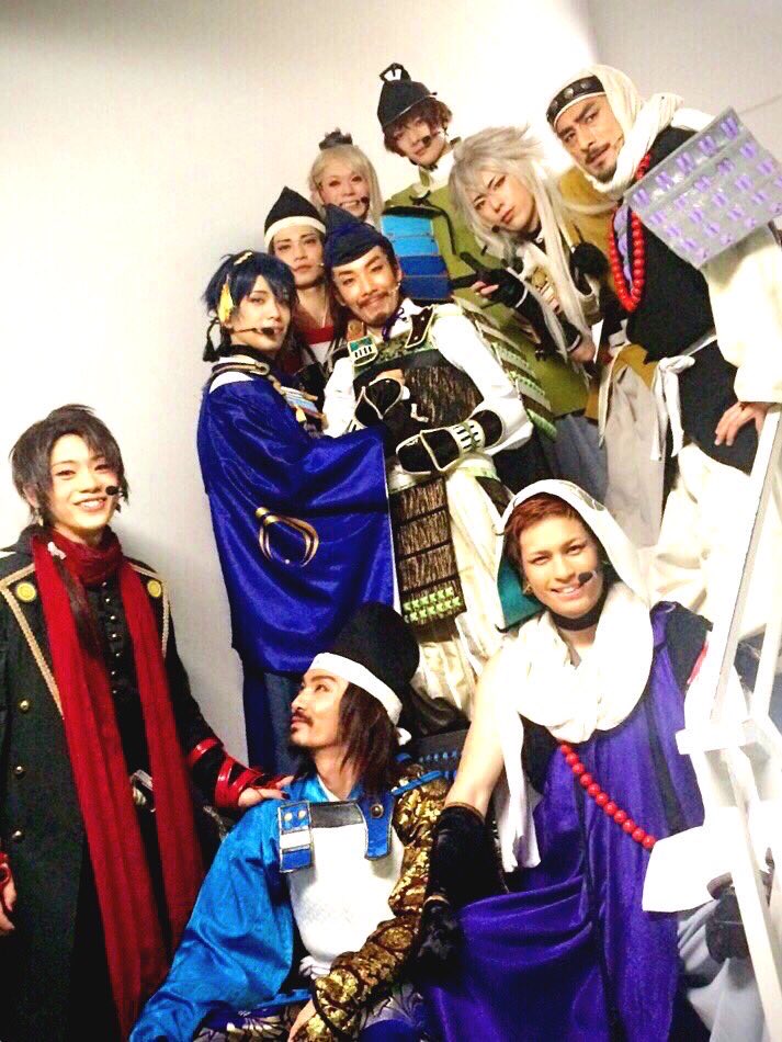 dancing_lion's tweet photo. 10年前の今日。
ミュージカル『刀剣乱舞』の第一歩、トライアル公演の初日。
楽屋で誰もが緊張する中、
「明日はハロウィンだし、衣裳のまま渋谷歩こう！」
と笑い合った夜が懐かしい。

あの日の“はじまり”が、今に繋がっている。
10周年、心からおめでとうございます。

#刀ミュ https://t.co/kK2OZ5kxwQ