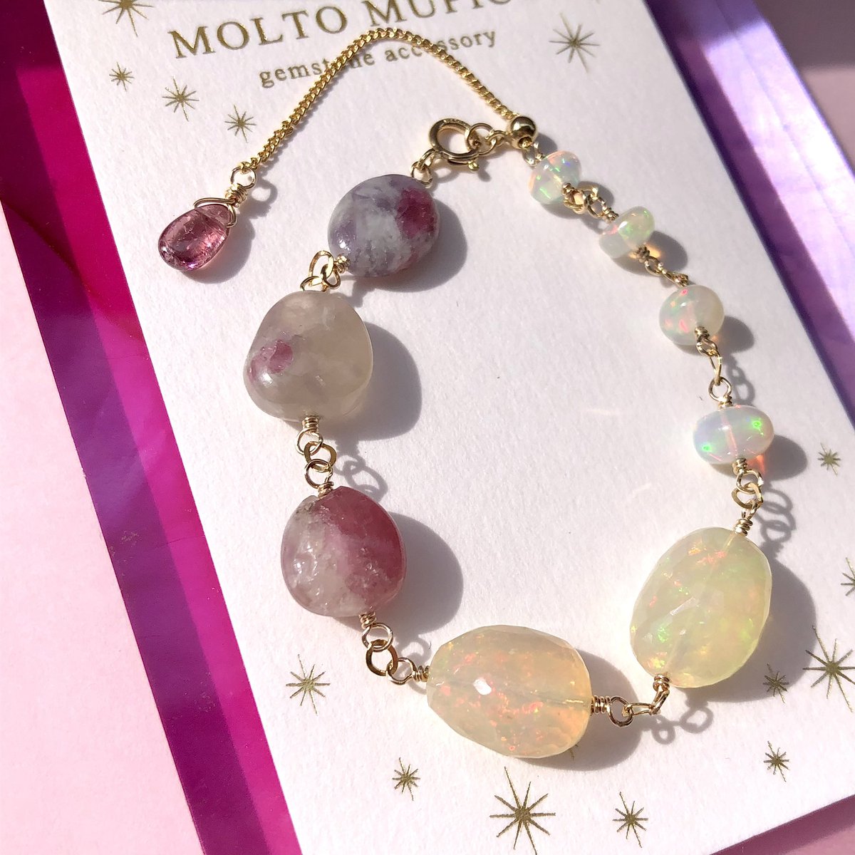 𝓷𝓮𝔀🌸💗

グァバクォーツの耳飾りとトルマリンインクォーツとオパールのブレスレット‧✧̣̥̇‧

こちらは明日21時からminneにて販売開始予定です♩

撮影がまだなのですが、ハートの宝箱ブレスレットも同時に新作販売します🩷
詳細はまた明日🙈