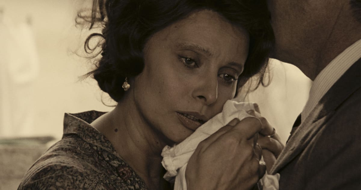 sidebysideff's tweet image. Легенды итальянского кино, Софи Лорен и Марчелло Мастроянни, демонстрируют лучшие актёрские способности в своей карьере в трогательной и провокационной драме Этторе Сколы «Необычный день». Kсения Реутова рецензирует изысканный портрет Сколы tinyurl.com/vmkudkkc