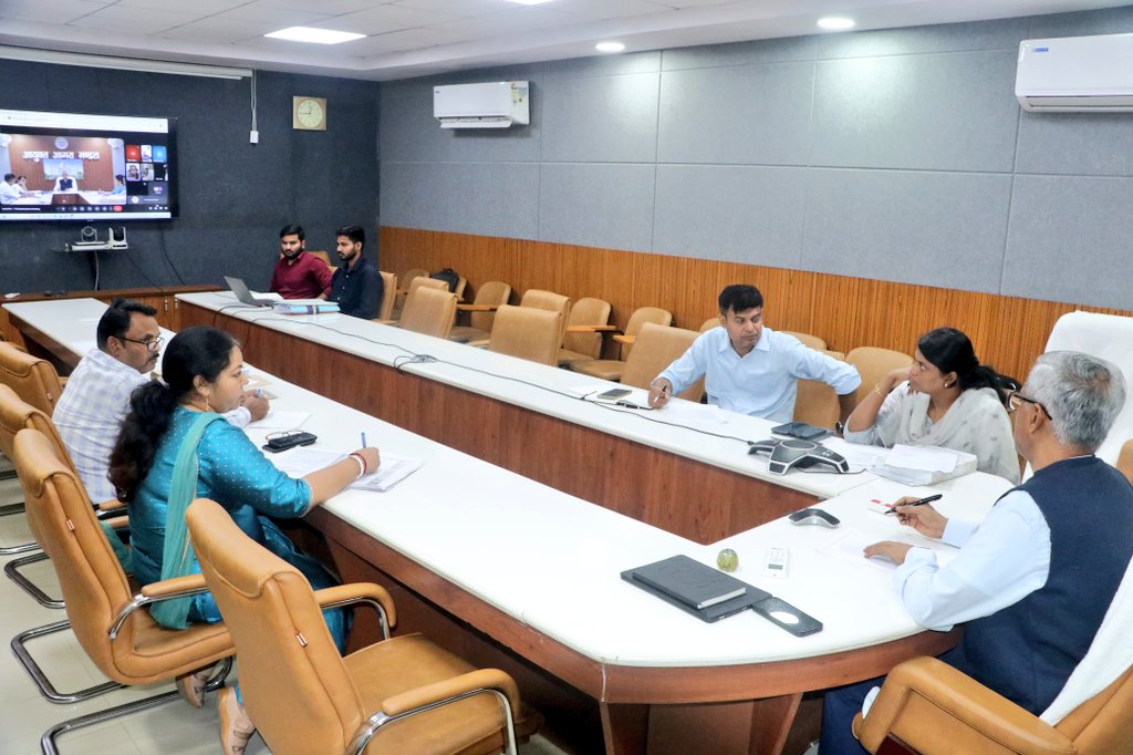 #विजन_डॉक्यूमेंट 2047 के सम्बन्ध में मण्डलायुक्त श्री शैलेन्द्र कुमार सिंह जी की अध्यक्षता में बैठक हुई.

आयुक्त महोदय द्वारा समीक्षा करते हुए संबंधित विभागों के अधिकारियों को दिशा निर्देश दिए गए.

#visiondocument2047