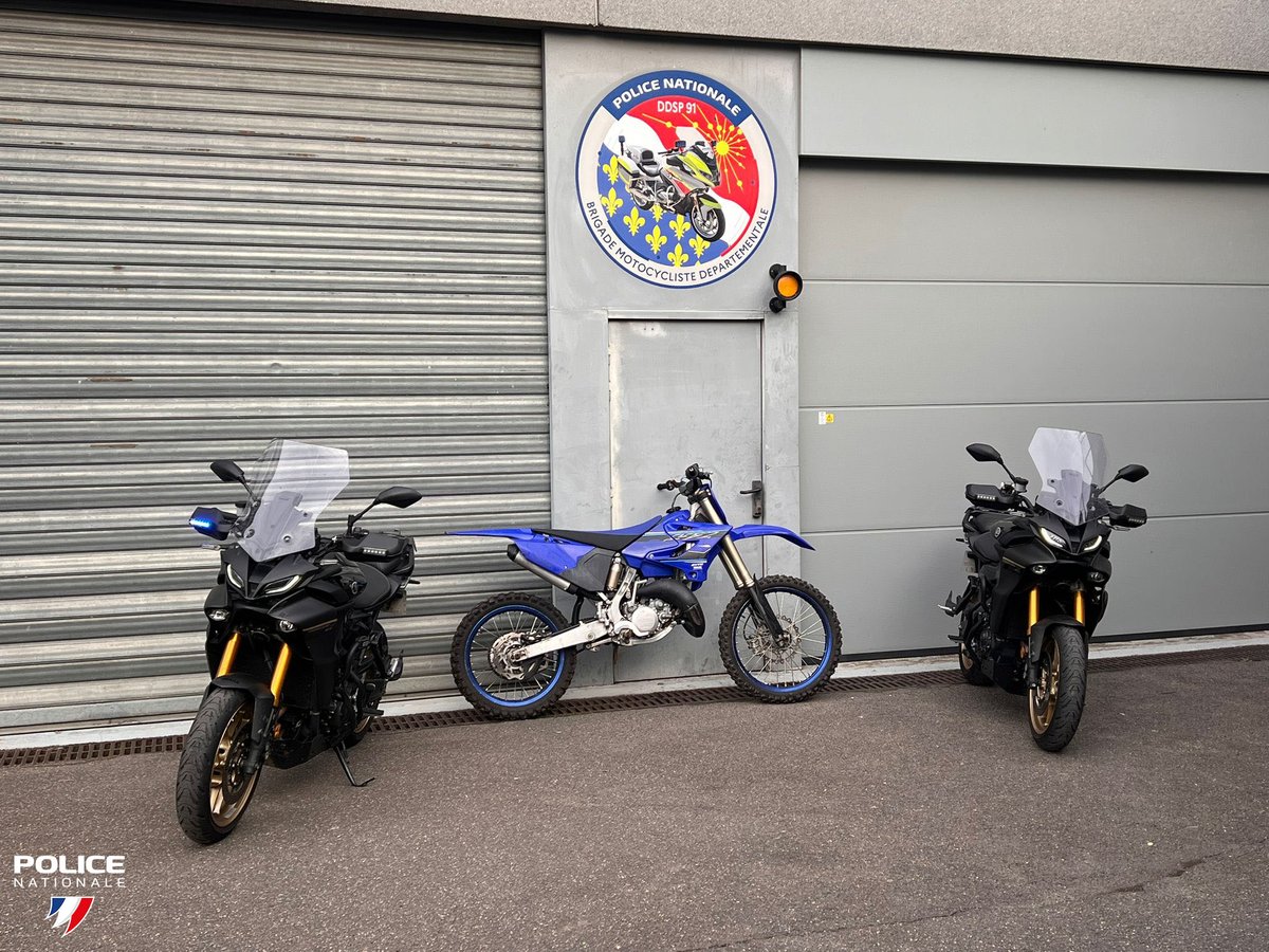 #ContreLesRodéos | À #Montgeron, après un signalement, plusieurs motocross prennent la fuite à l’arrivée des motocyclistes de l'#Essonne.
L’un refuse d’obtempérer et percute volontairement une moto de police avant d’être interpellé dans la forêt de Sénart🏍️
➡️1👮légèrement blessé