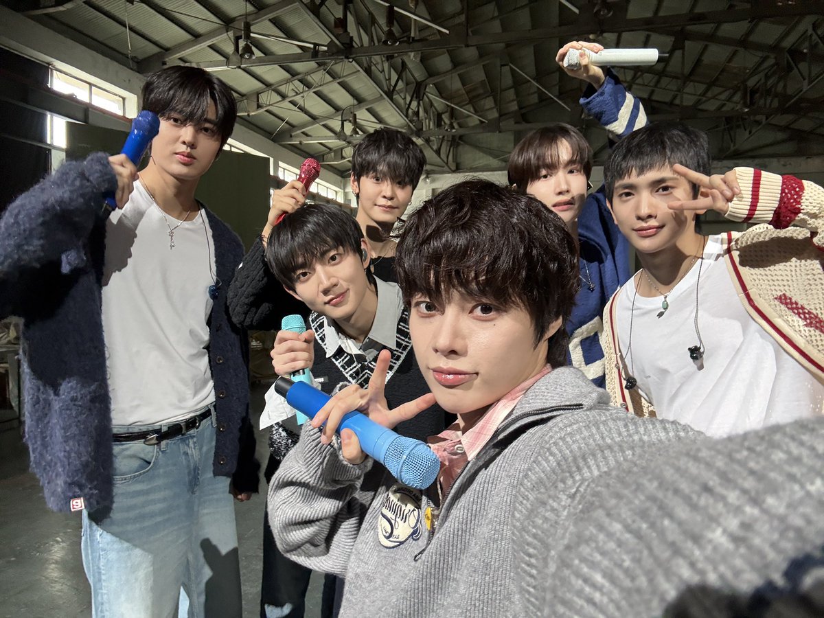 TPST__official's tweet image. [📸TEMPIC]

25.10.30 #고고씽

귀하게 자란 iE 공주님을 위해
템자님이 준비한 선물 🖤୭ ˚.⁺⊹ .ᐟֶָ 

핸드 마이크 들고 퍼포먼스까지
멋지게 해내는 템자님 보고 감동받아서 
울지 않기 ˙˚ଘo(∗ ❛ั ᵕ ❛ั )੭່˙

#TEMPEST #템페스트
#한빈 #형섭 #혁 #은찬 #LEW #태래
#As_I_am #In_The_Dark…