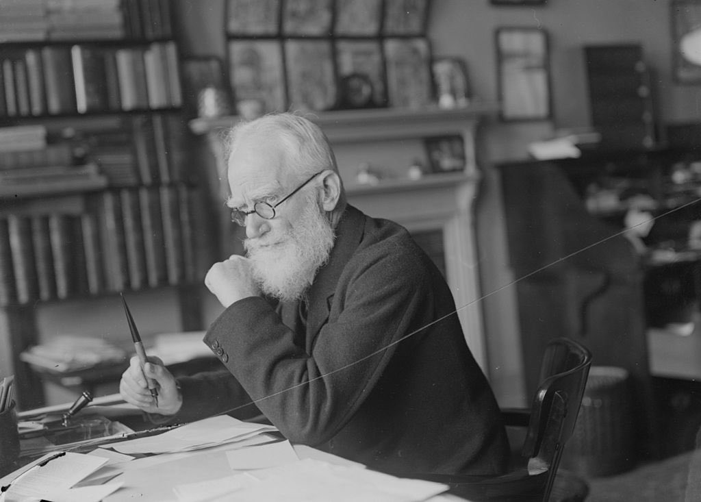 ndhdme's tweet image. &quot;الشخص الوحيد الذي أعرفه ويتصرف بعقلانية هو الخياط، فهو يأخذ مقاساتي من جديد في كل مرة يراني، أما الباقون فيستخدمون مقاييسهم القديمة ويتوقعون مني أن أناسبها&quot;.

جورج برنارد شو