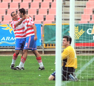 #TalDíaComoHoy 🔴⚪️ | Hace 20 años, en 2005, se produjo la que, hasta ahora, sigue siendo la mayor goleada del #GranadaCF en el siglo XXI. 

El 9-1 ante el CD Basto de Melilla en Tercera División, con los goles de Vinuesa (3), Ramón (3), Marín, Morán e Iñaki.

#HistoriaGCF