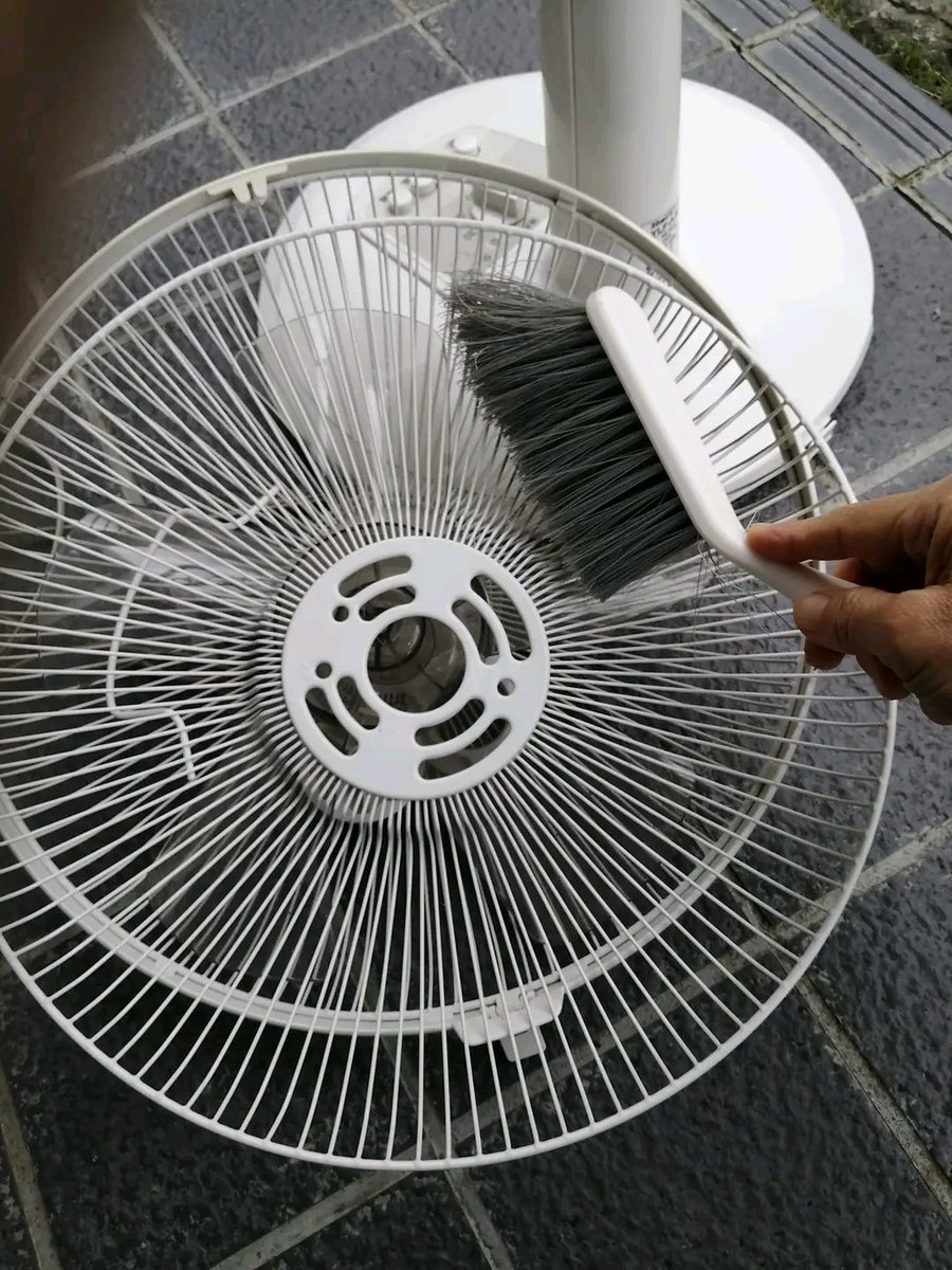 bosoclean's tweet photo. 【扇風機は片付けましたか？】

夏に大活躍した扇風機、もう今年のお勤めは終了ですね。
しっかりお掃除してから収納しましたか？

何事もメンテナンスは重要！
扇風機さん、また来年宜しくね～❣️

#扇風機の掃除 
#扇風機のメンテナンス https://t.co/ZqiSO2snlN